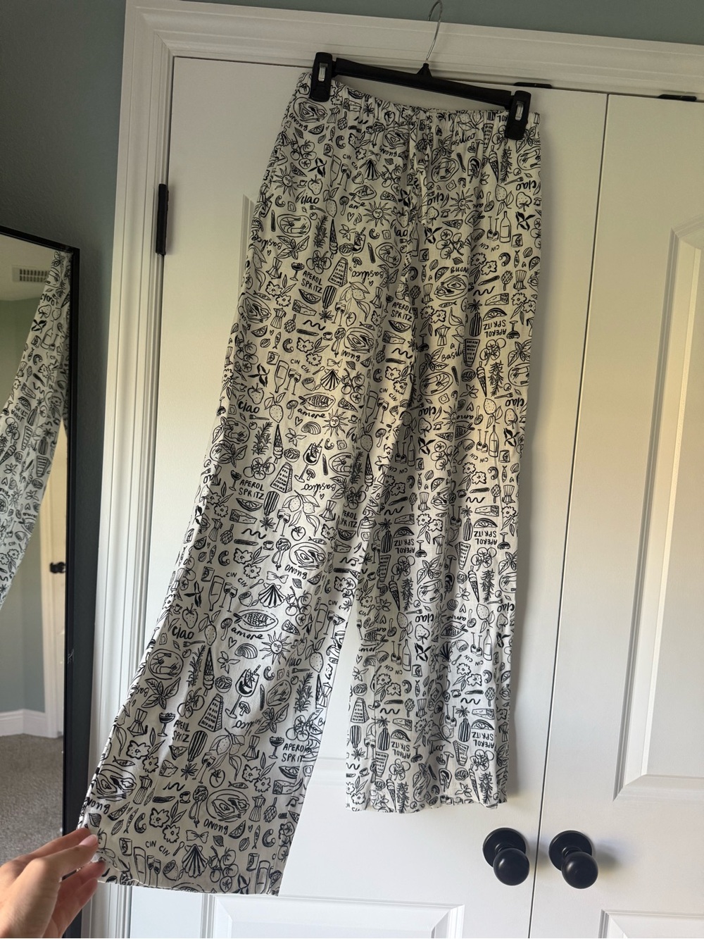 Wide-Leg Printed Travel Pants in Black & White - Picture 5 of 7